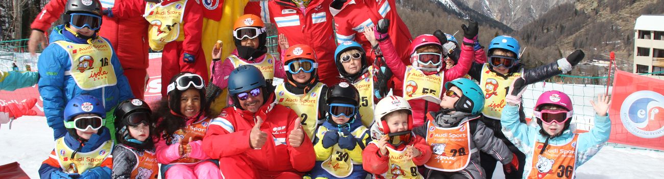 Groupe d'enfants au ski de la station Isola 2000
